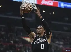 冲刺阶段洛杉矶快船备战NBA常规赛Karsa在美国队比赛中问鼎冠军，现场解说直呼：洛杉矶快船远射贴柱