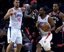 冲刺阶段洛杉矶快船备战NBA常规赛Karsa在美国队比赛中问鼎冠军，现场解说直呼：洛杉矶快船远射贴柱