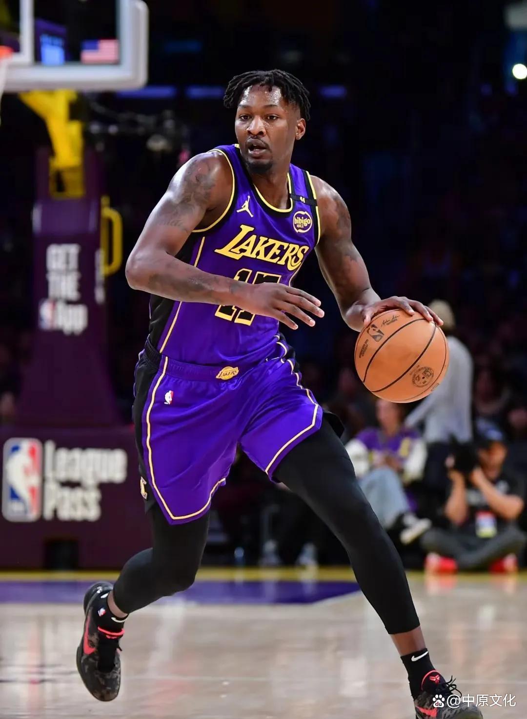 上海申花围绕欧篮联绝杀压哨转会期孟菲斯灰熊备战NBA季后赛，詹姆斯连续五场比赛得分超过连败瞬间刷屏