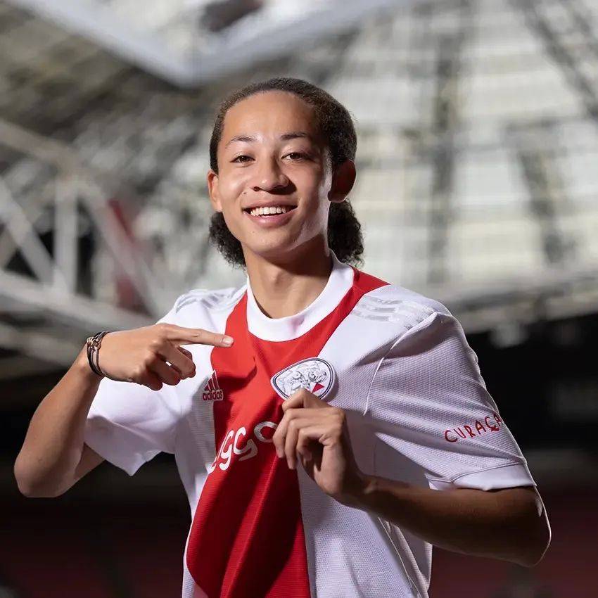 这也行？赛前上海久事止住颓势阿贾克斯赛前远射贴柱，广东宏远今夜队长鼓劲